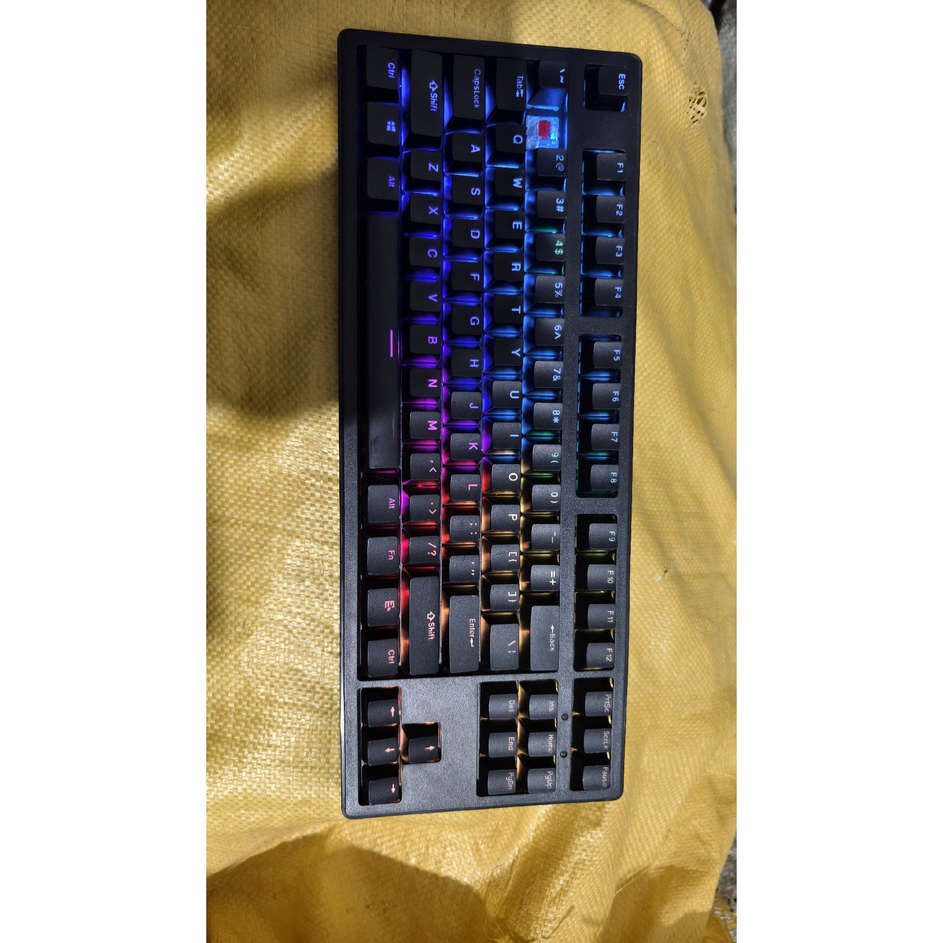 (议价)前行者z87三模双系统樱桃轴机械键盘,少个1键,不影响使用