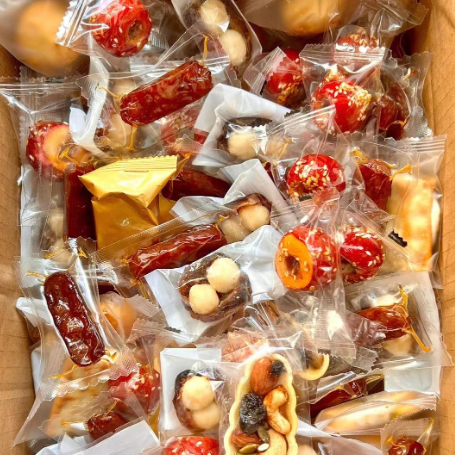 新货金日良品零食巧克力蛋卷椰枣夏威夷果碳烤鸡肉条一口肠坚果牛