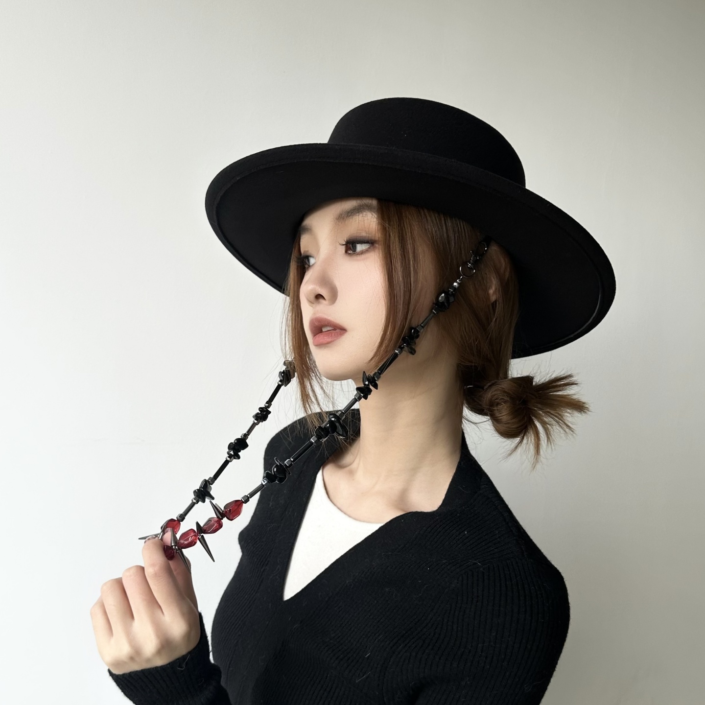 原创小众个性暗黑系红宝石铆钉仿毛呢帽子秋冬百搭气质朋克风礼帽