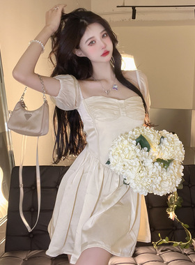 法式气质方领泡泡袖醋酸段面连衣裙女夏季新款纯欲收腰显瘦短裙子