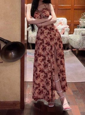 红色碎花不规则形沙滩裙女夏季新款性感挂脖带胸垫长款连衣裙女装