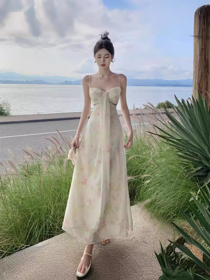 海边穿搭吊带长裙高级感女夏度假风露腰抹胸连衣裙碎花雪纺沙滩裙