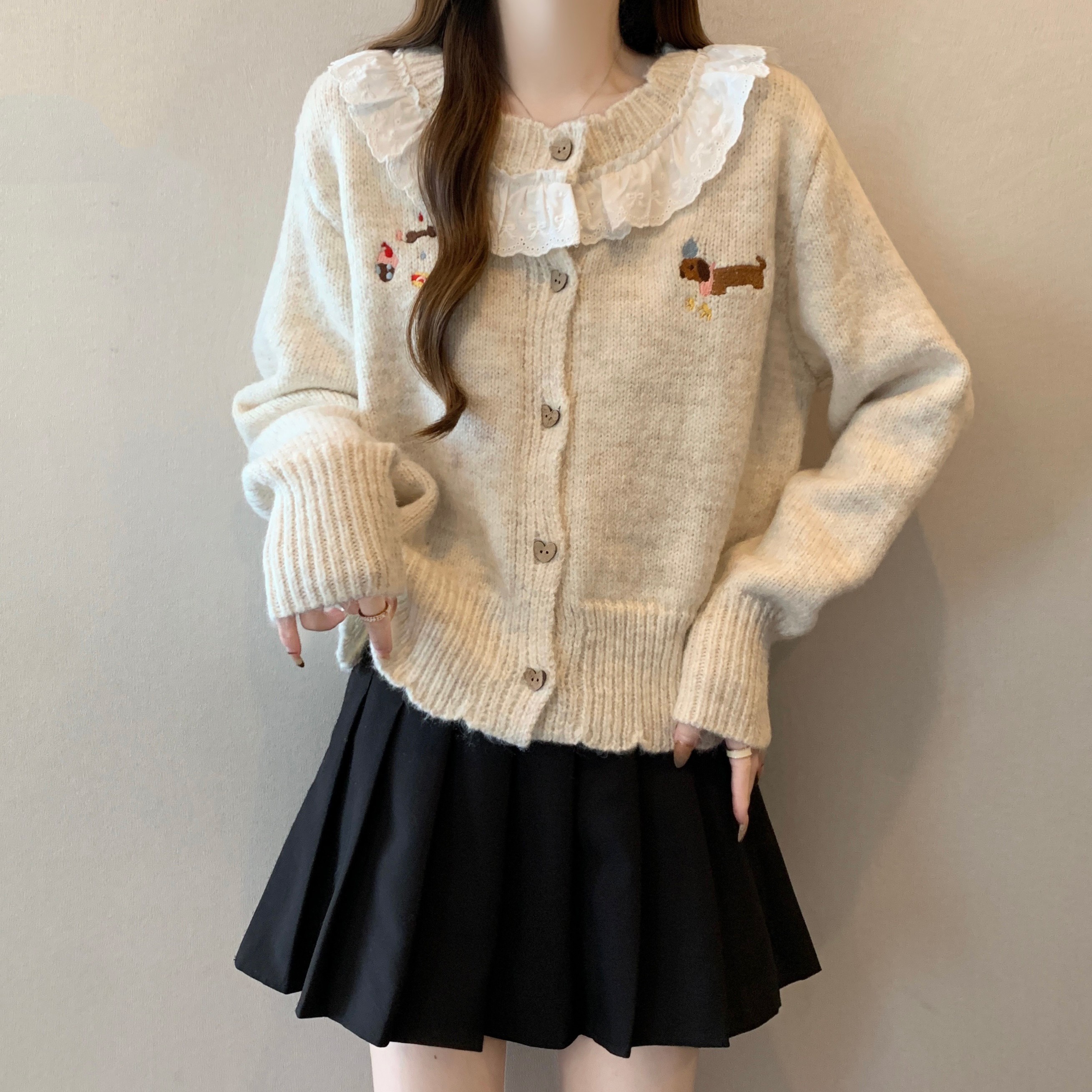 蕾丝娃娃领正肩毛衣外套女2024秋冬大码胖mm腊肠狗爱心扣针织开衫