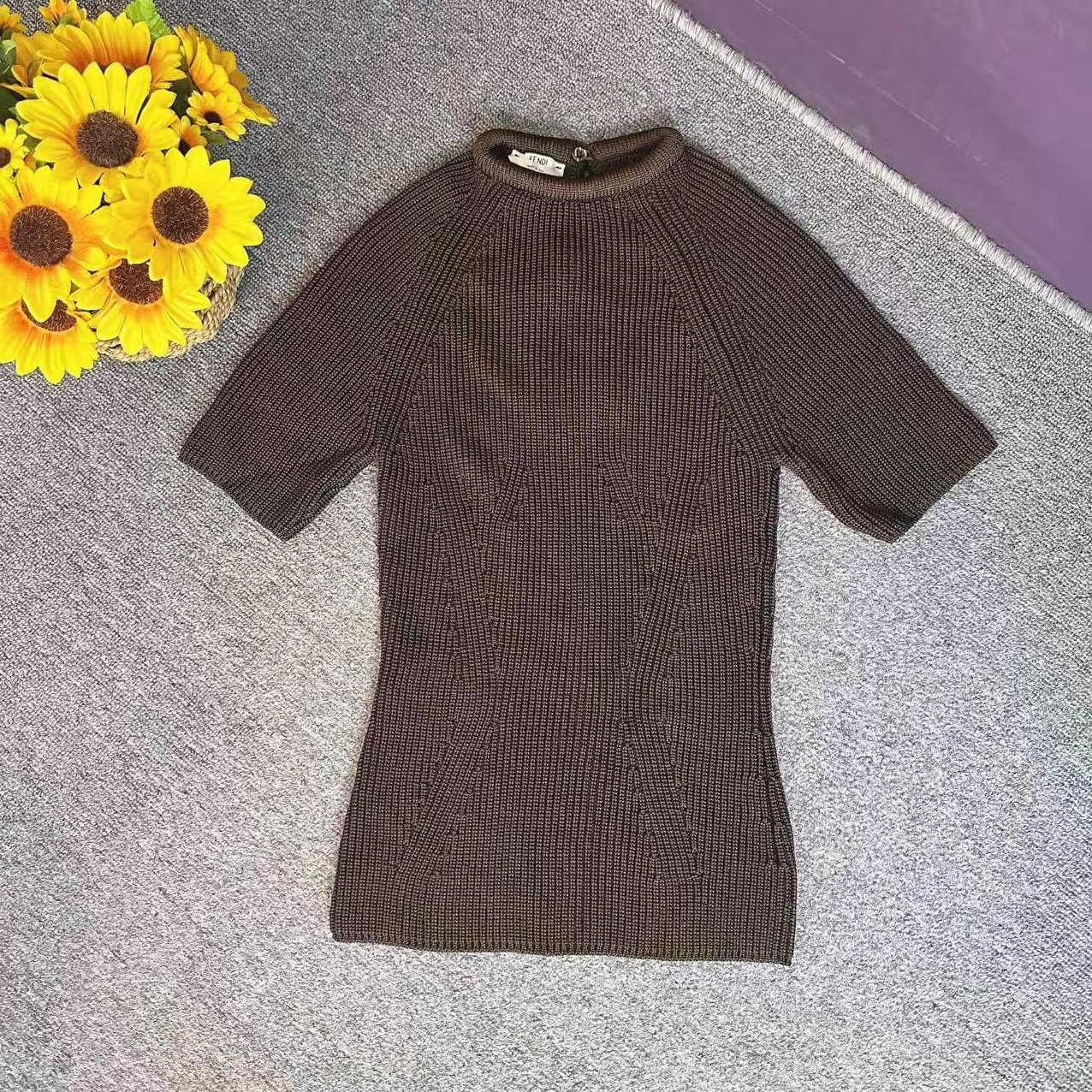 蘑菇英国代 深棕色中高领弹力针织短袖针织衫 44码