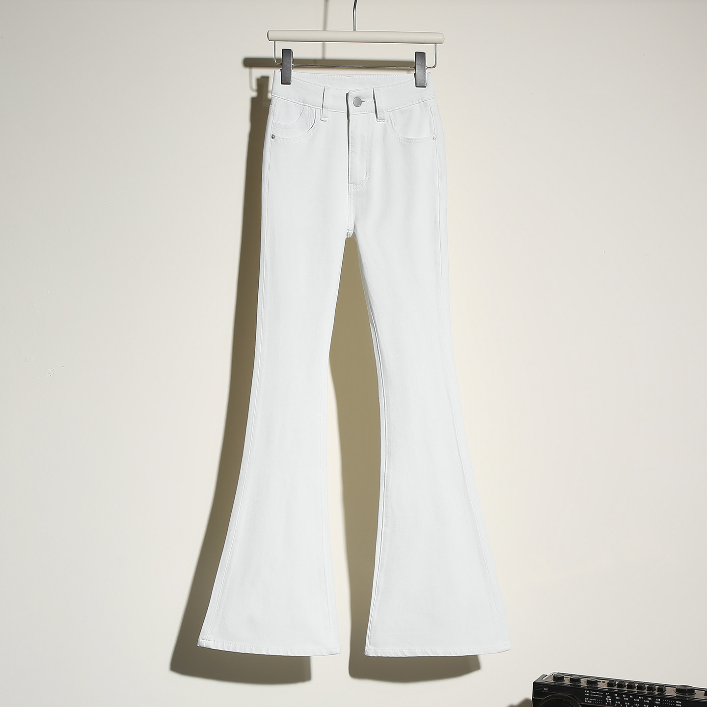 it :CHOCOOLATE白色高腰微喇裤女修身显瘦四面弹喇叭牛仔裤休闲裤