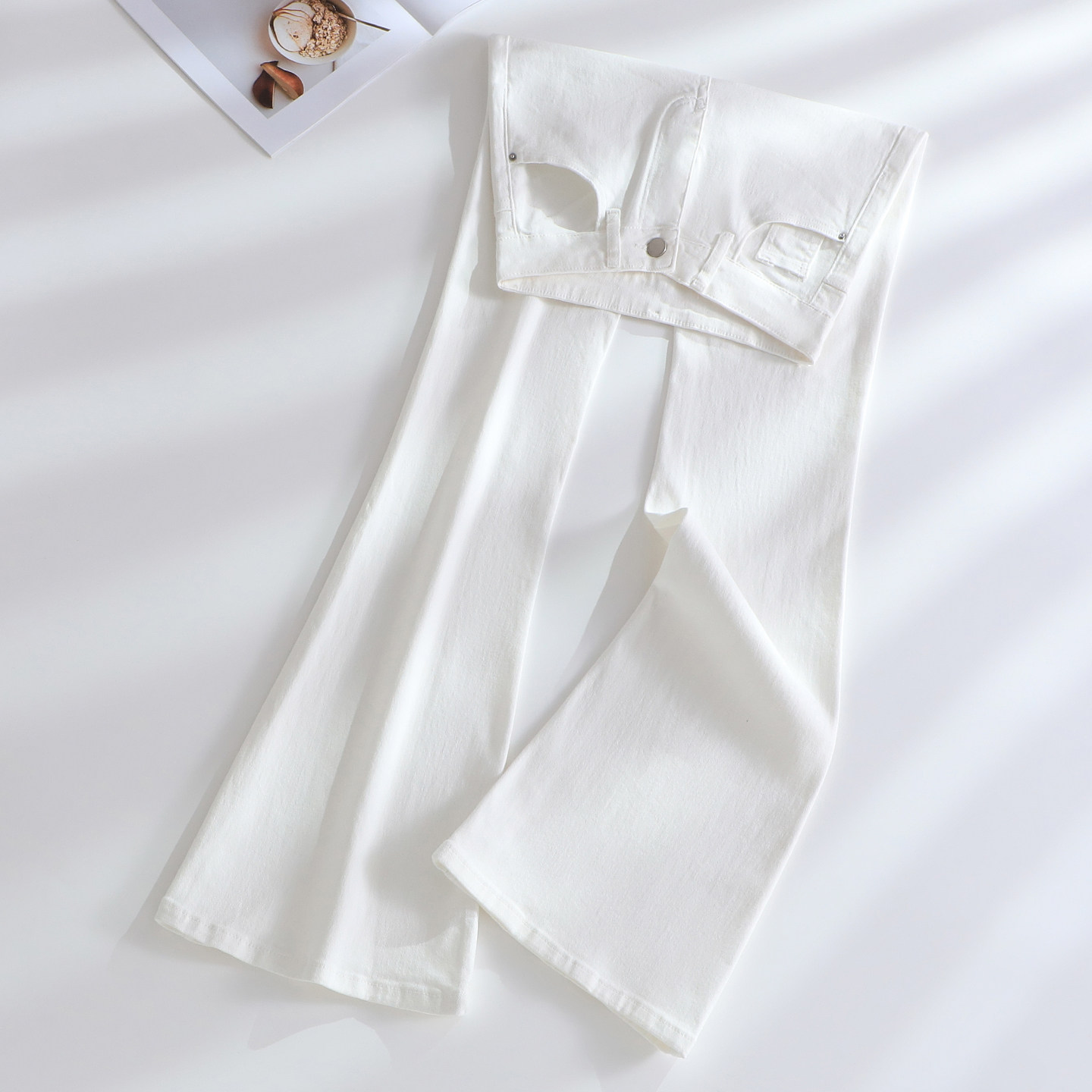 it :CHOCOOLATE白色紧身微喇牛仔裤女2026高腰修身显瘦弹力喇叭裤