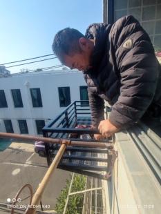 上海304不锈钢烤漆黑色式骑士花盆架栏杆悬挂吊多肉室外置物架