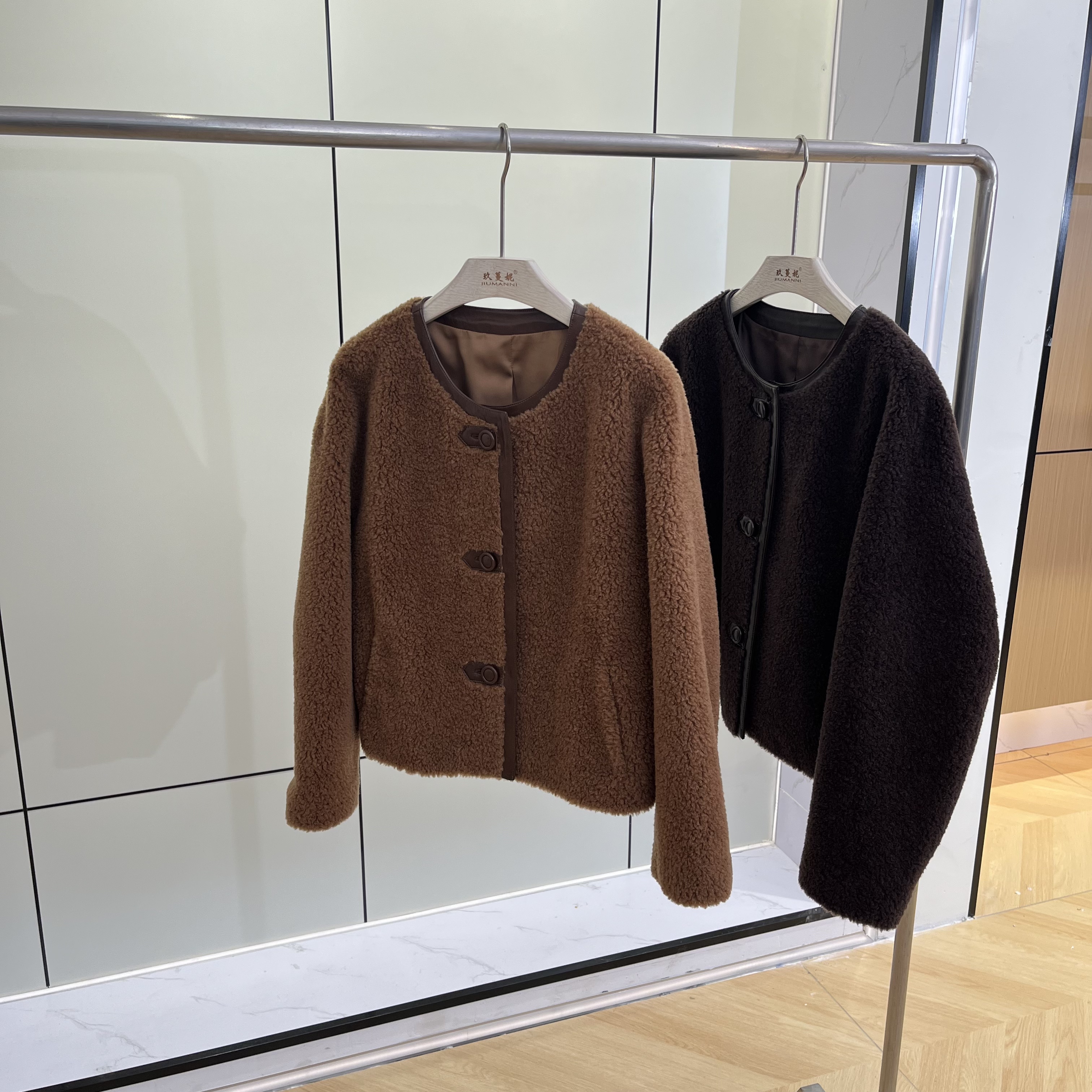 高级轻奢皮毛一体圆领拼接廓形纽扣气质2025年冬款新款短款大衣