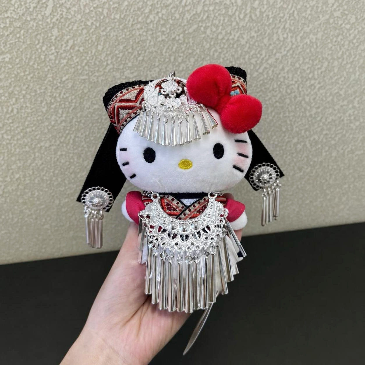 正版HelloKitty红色苗疆少女银色流苏公仔钥匙扣包挂件送朋友礼物