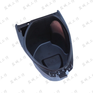 适用轻骑铃木UU125T头盔箱UY125T A坐桶UE125T马桶座箱座桶