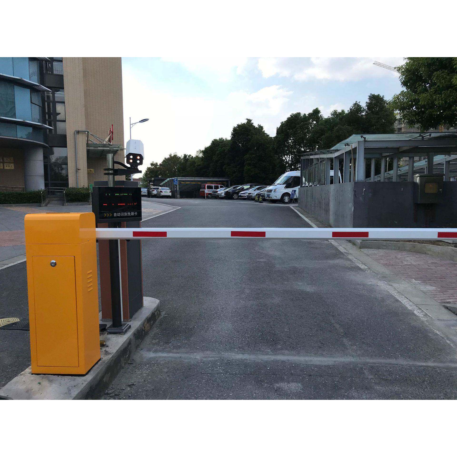 南京百胜出入口道闸400万高清车牌识别一体机