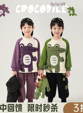 幼悠卫衣贴袋上还有鳄鱼玩偶