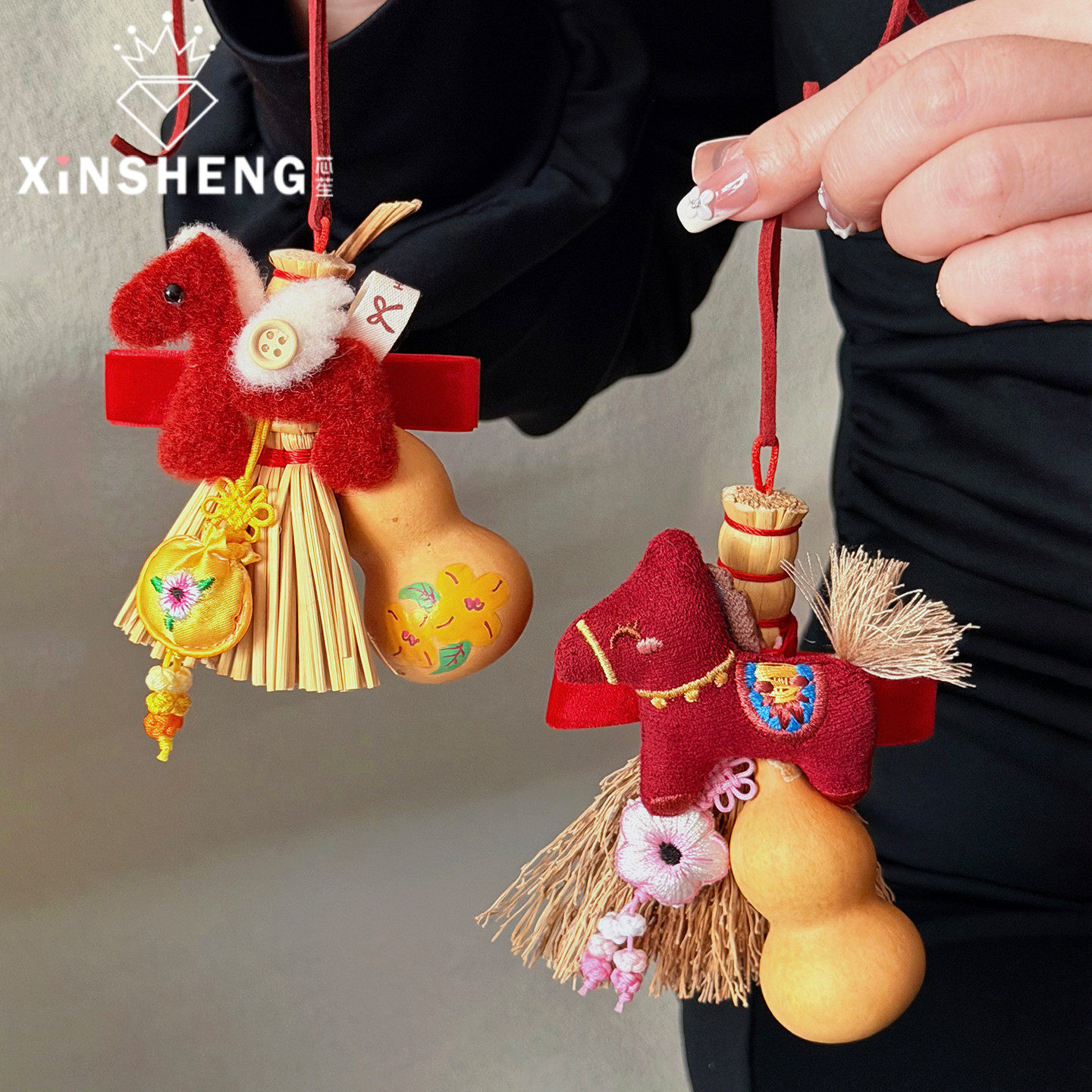 【2026马年】芯苼 新年扫岁纳福小车挂 春节精致手工花艺挂件门挂,鲜花速递/花卉仿真/绿植园艺,花艺材料,淘宝优惠券,粉丝福利购,淘宝优惠卷