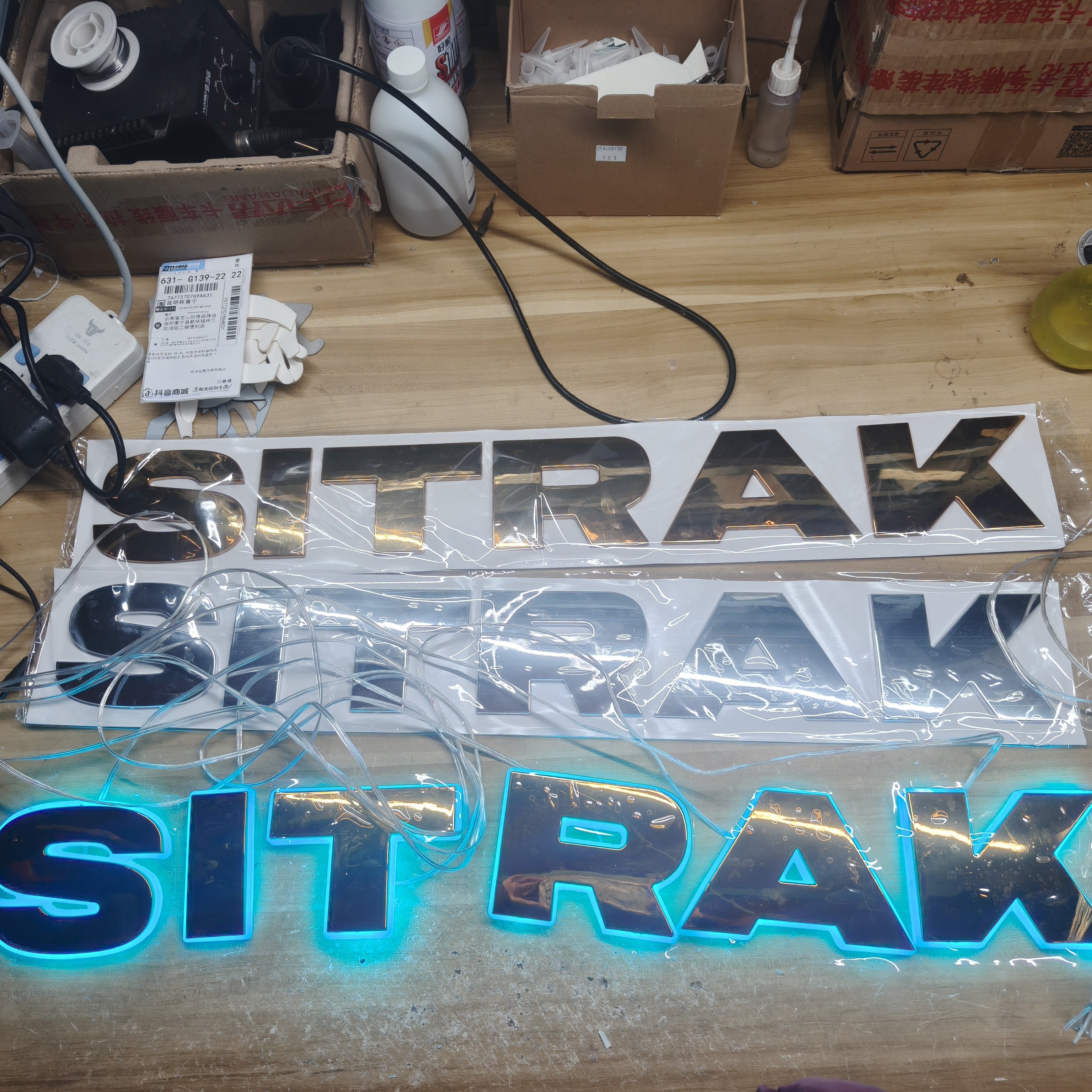 厂家新工艺汕德卡电镀字母SITRAK带灯炫酷发光LOGO装饰灯