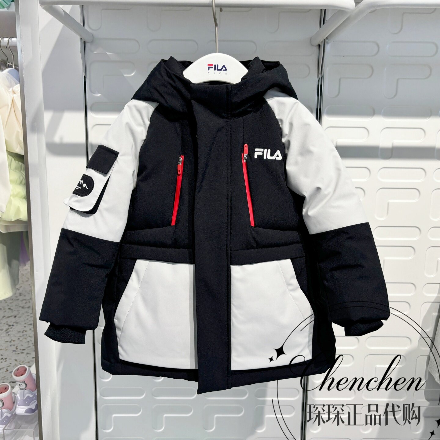 斐乐鸭绒连帽保暖羽绒服男童休闲