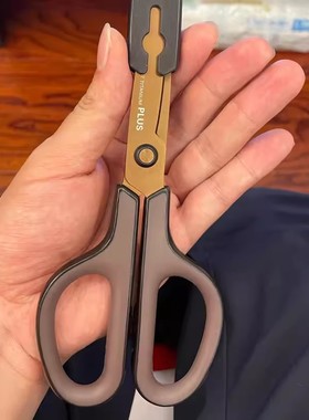 日本PLUS普乐士镀氟不粘胶剪刀175STN防锈弧线3D镀钛刀刃尖保护套学生手账美工用办公家用剪子安全便携裁缝用