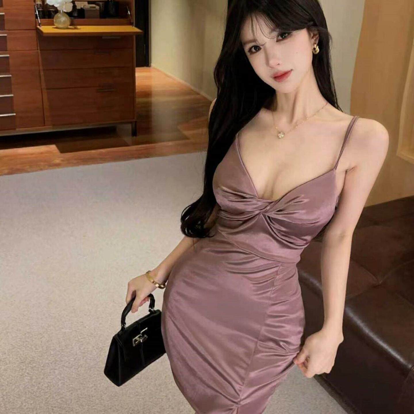 辣妹性感低胸缎面吊带连衣裙夜场小心机女装修身褶皱半透视打底裙