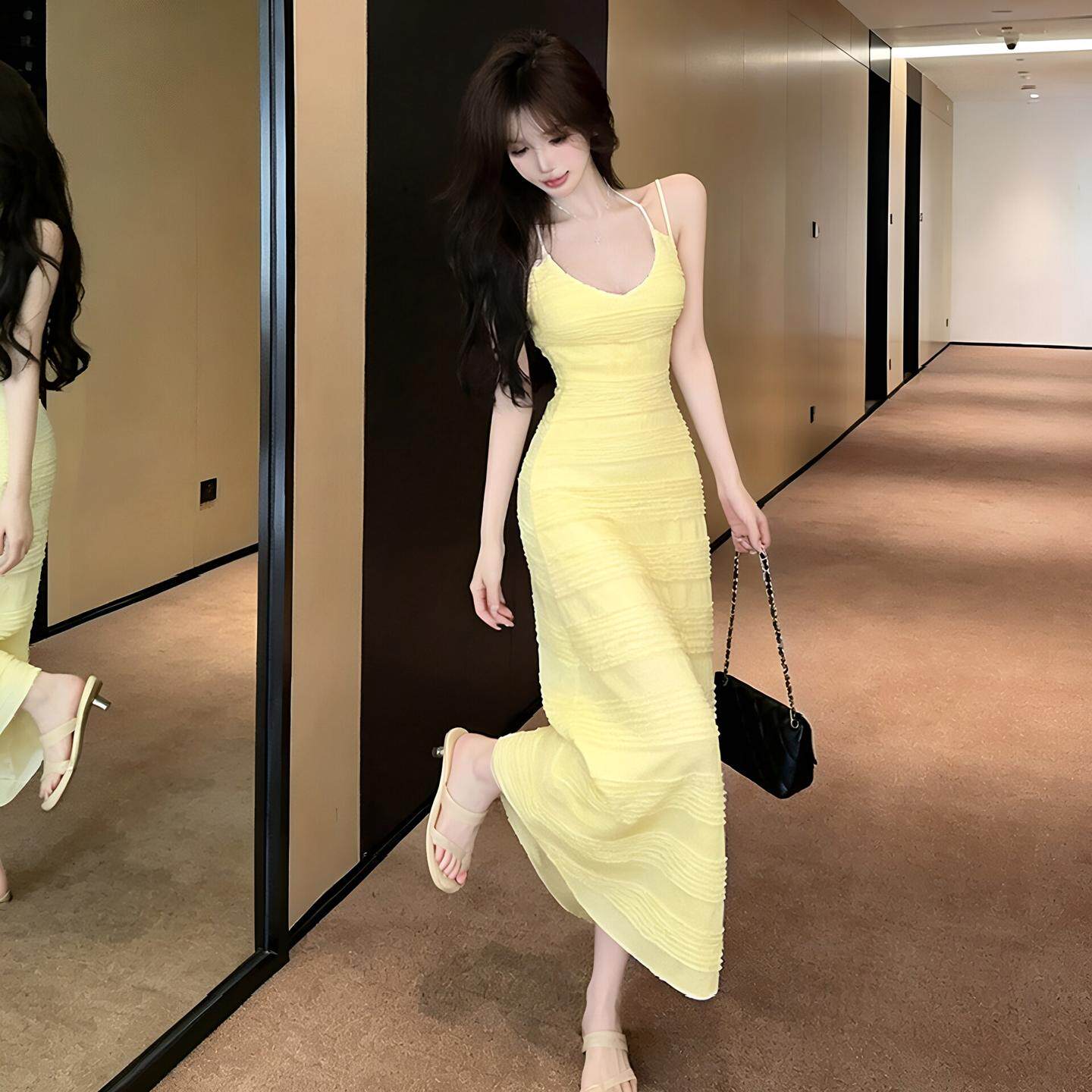 温柔风度假长裙子2026新款细吊带连衣裙纯欲性感横向肌理褶皱礼服