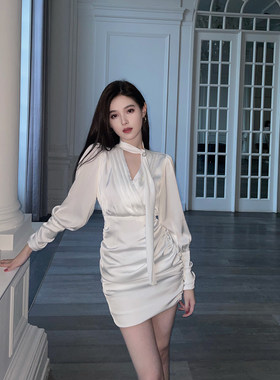 nicky优雅气质 秋季高级感缎面法式气质连衣裙赫本风长袖2026新款