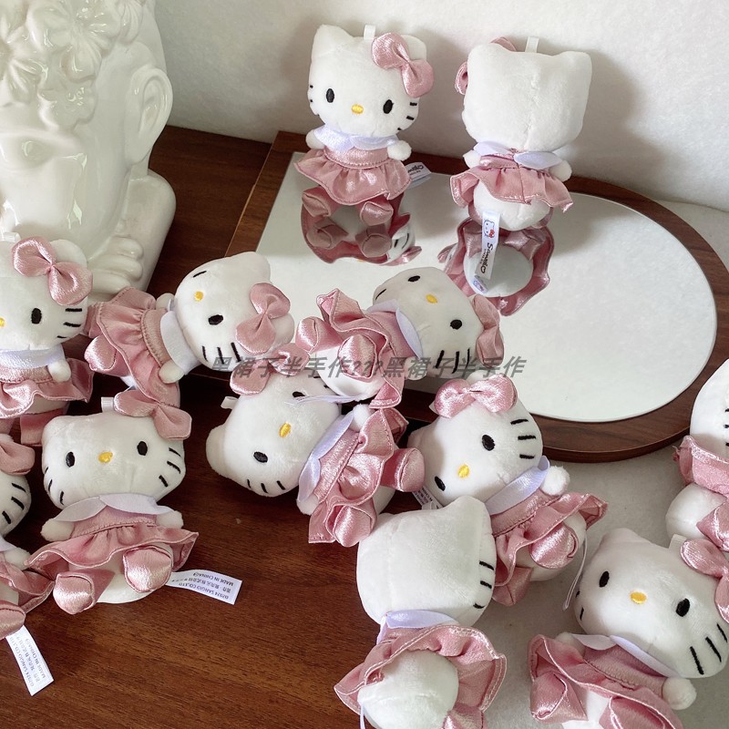 包邮~粉色小裙裙可爱猫咪kitty经典小公仔挂件脸型正少女心带挂链
