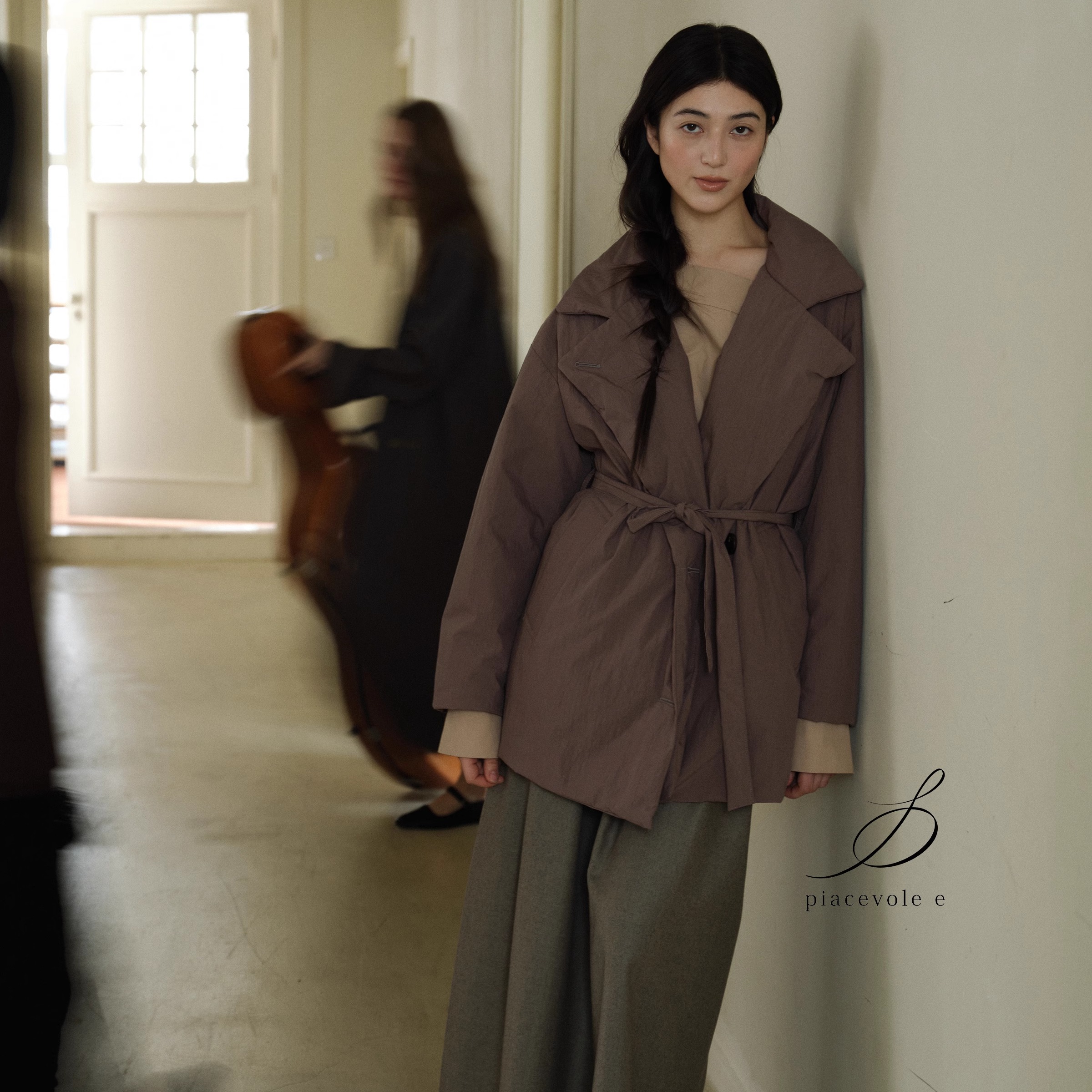 Piacevole e FW25 纯色直筒修身不对称系扣翻领棉服外套收腰系带