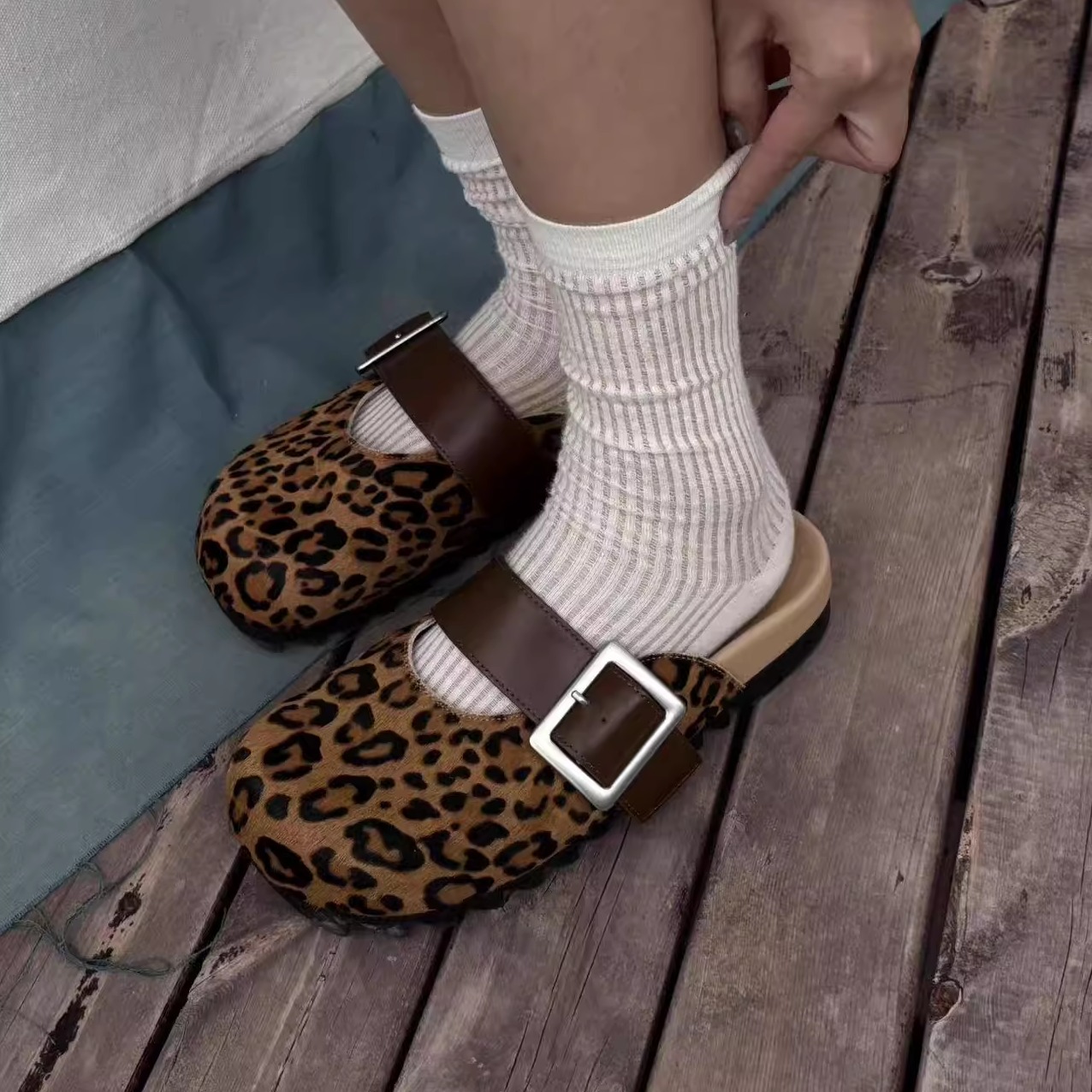 lost in echo2025早秋新款一字带时尚真皮牛皮包头勃肯拖鞋一脚蹬