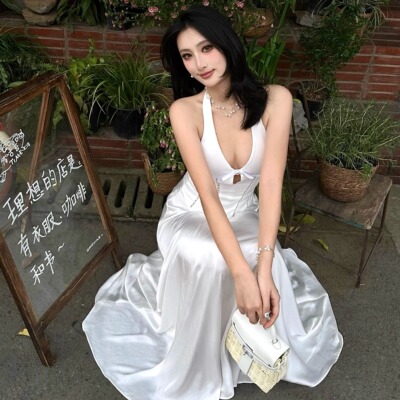 Sheer Luck 2025早春 法式V领镂空挂脖长款连衣裙