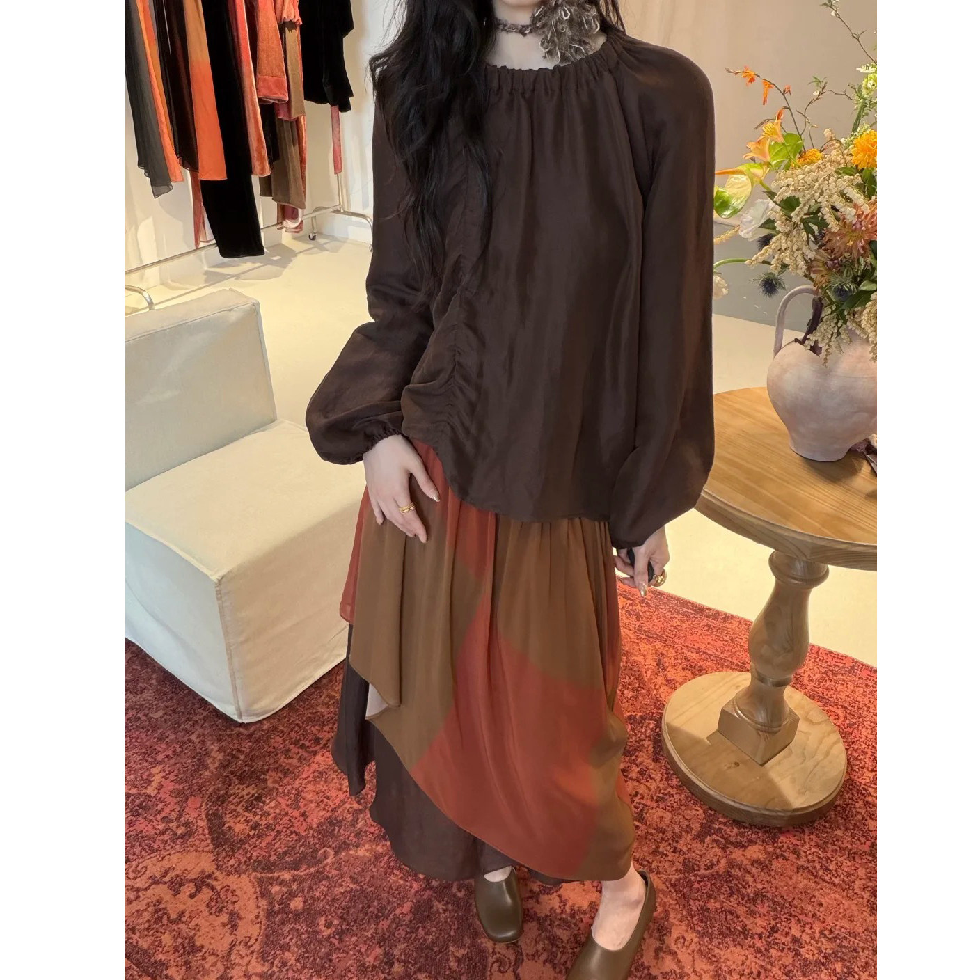 Piacevole e FW26 新品丝麻抽褶一字肩上衣图片