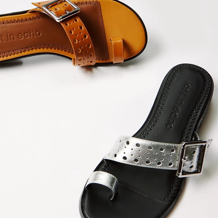 lost in echo 25SS新款简约布洛克套趾一字带轻便薄底凉拖鞋女