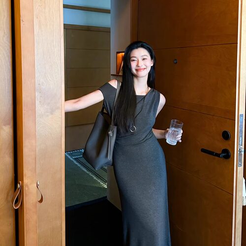 CONCISE-WHITE简白2025秋季胶囊款时尚斜肩扭结连衣裙简约长裙女