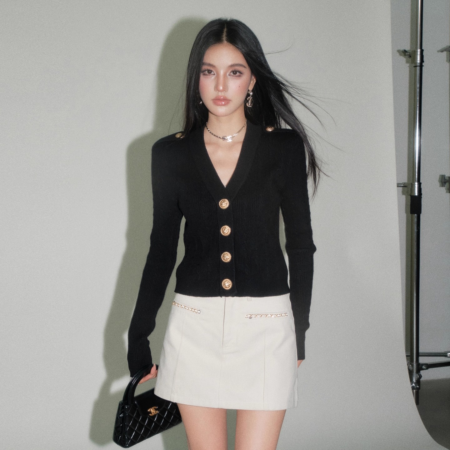 OLIVIA DUO 2025AW新款 金扣V领针织上衣