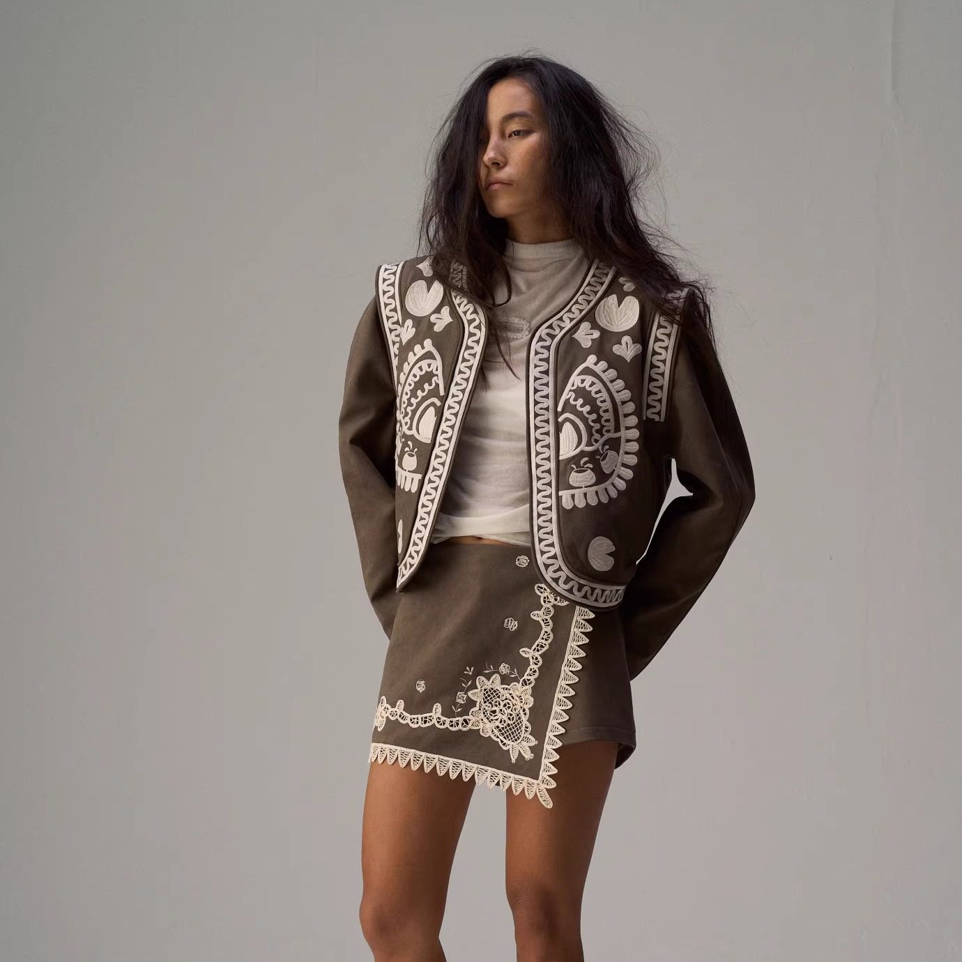 Shelle Artiste 麂皮刺绣外套麂皮刺绣半裙