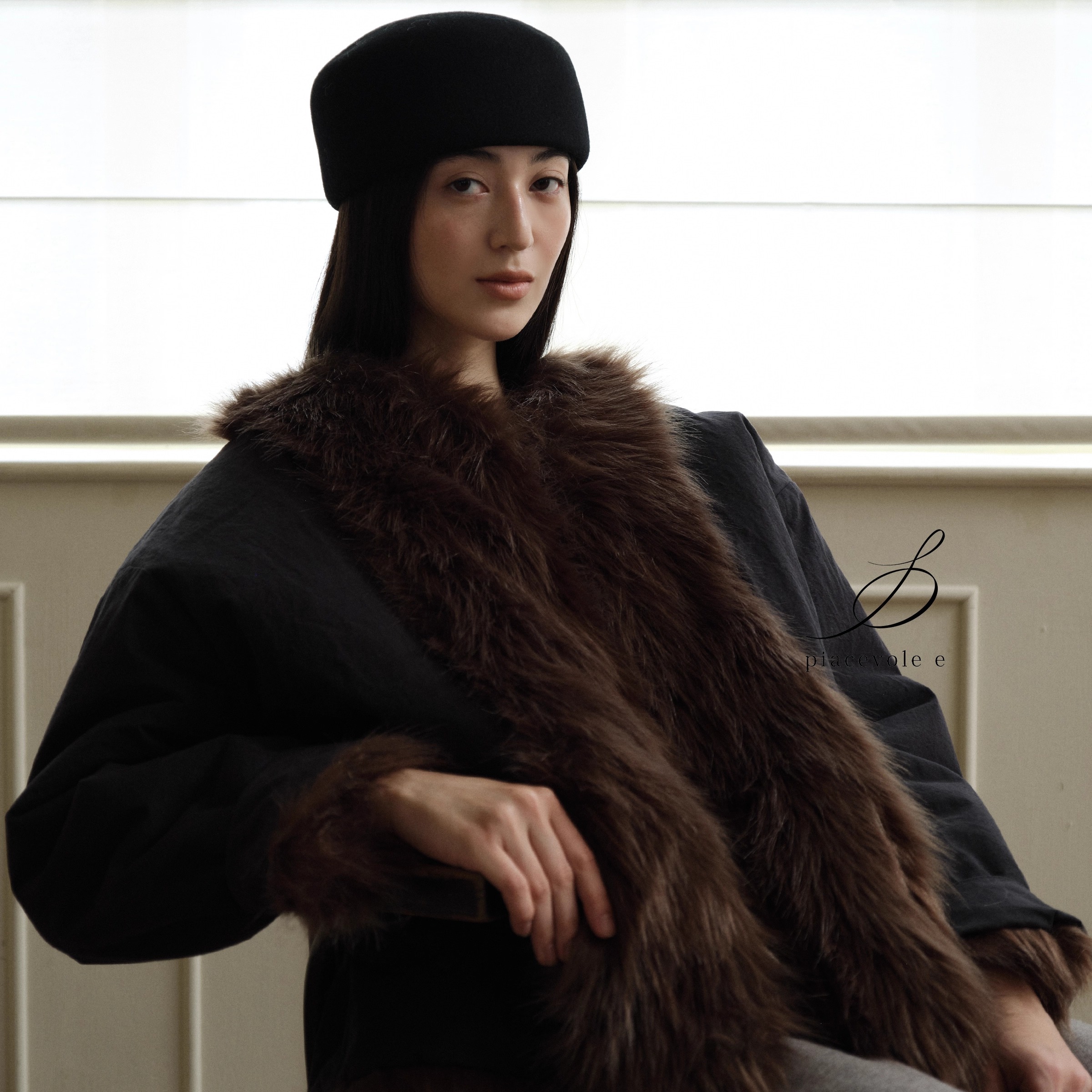 Piacevole e FW25 纯色正反两穿拼接毛领环保皮草廓形外套