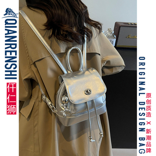 银色双肩背包女2025新款通勤简约上课小背包硬挺防水韩系包包