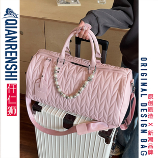 女士外出旅行包时尚大容量干湿分离款短期出行粉色纯色绗缝行李包