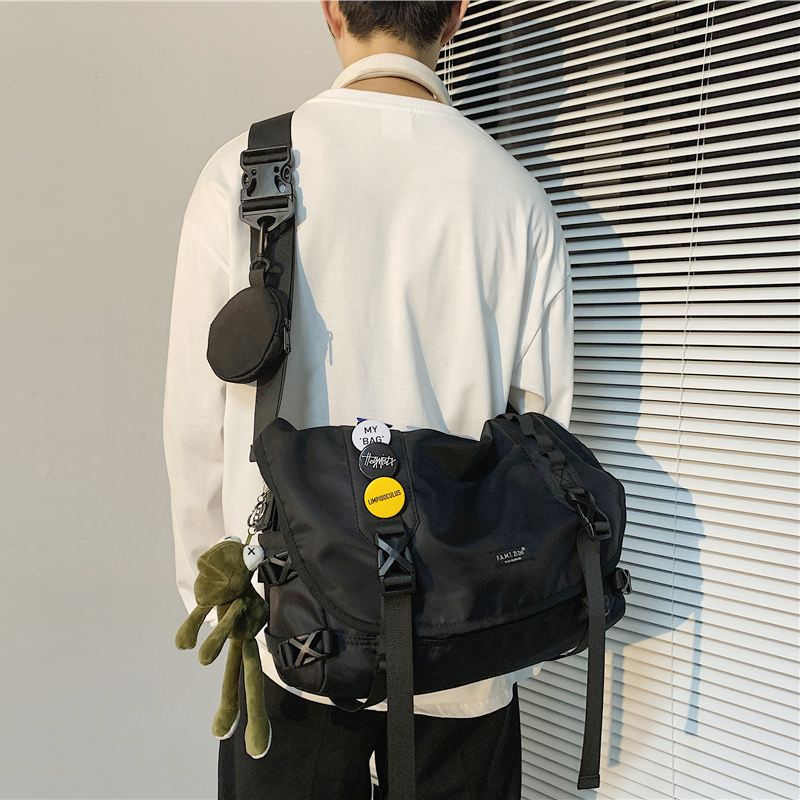 大容量潮牌斜挎包 男工装风单肩包运动ins日系邮差包15.6寸电脑包