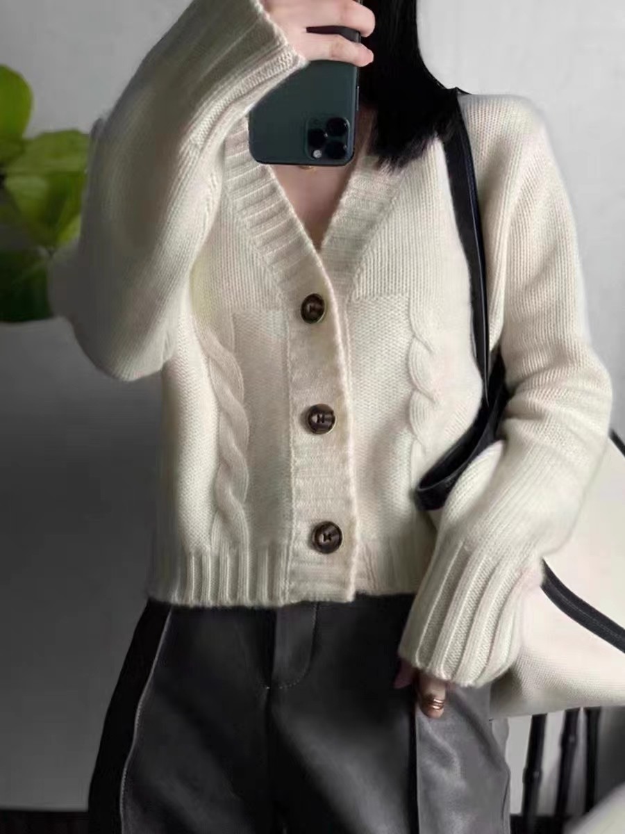 软糯羊毛开衫女V领短款宽松加厚针织麻花毛衣外套秋冬新款