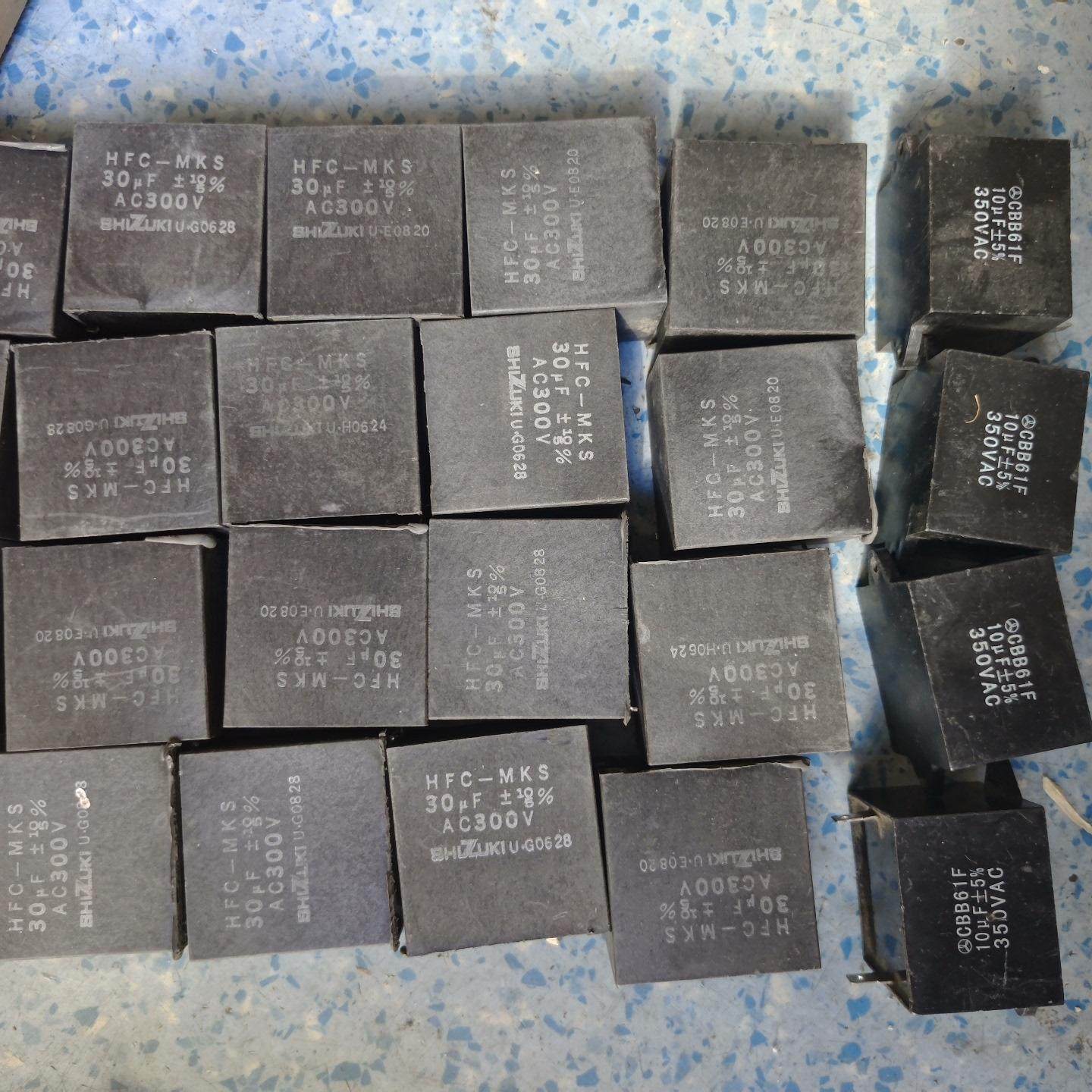 30微法和10微法电容。成色如图。尺寸看图片。打包出