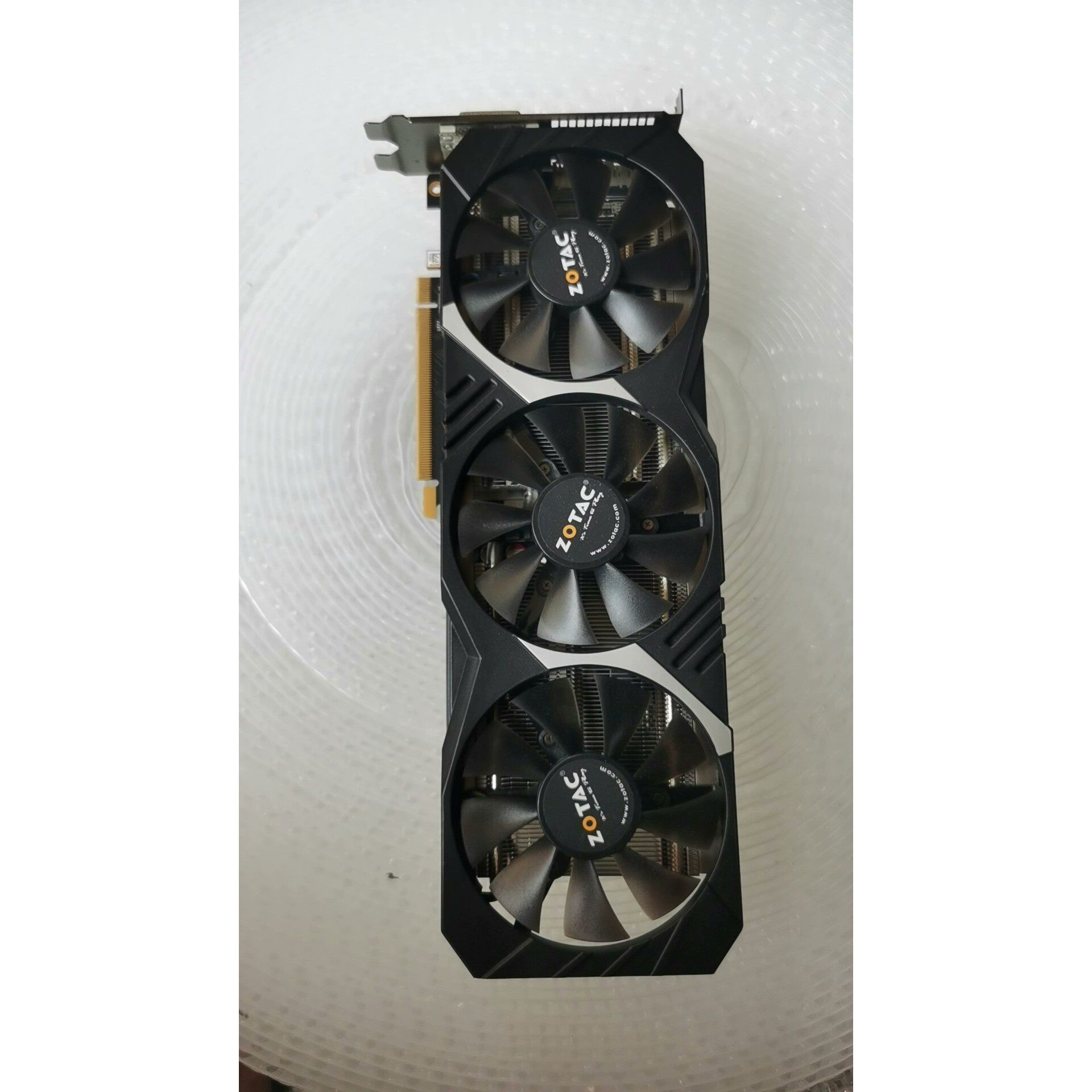 索泰970-4g毁灭t3 ha,三风扇大卡,成色如图,照片实