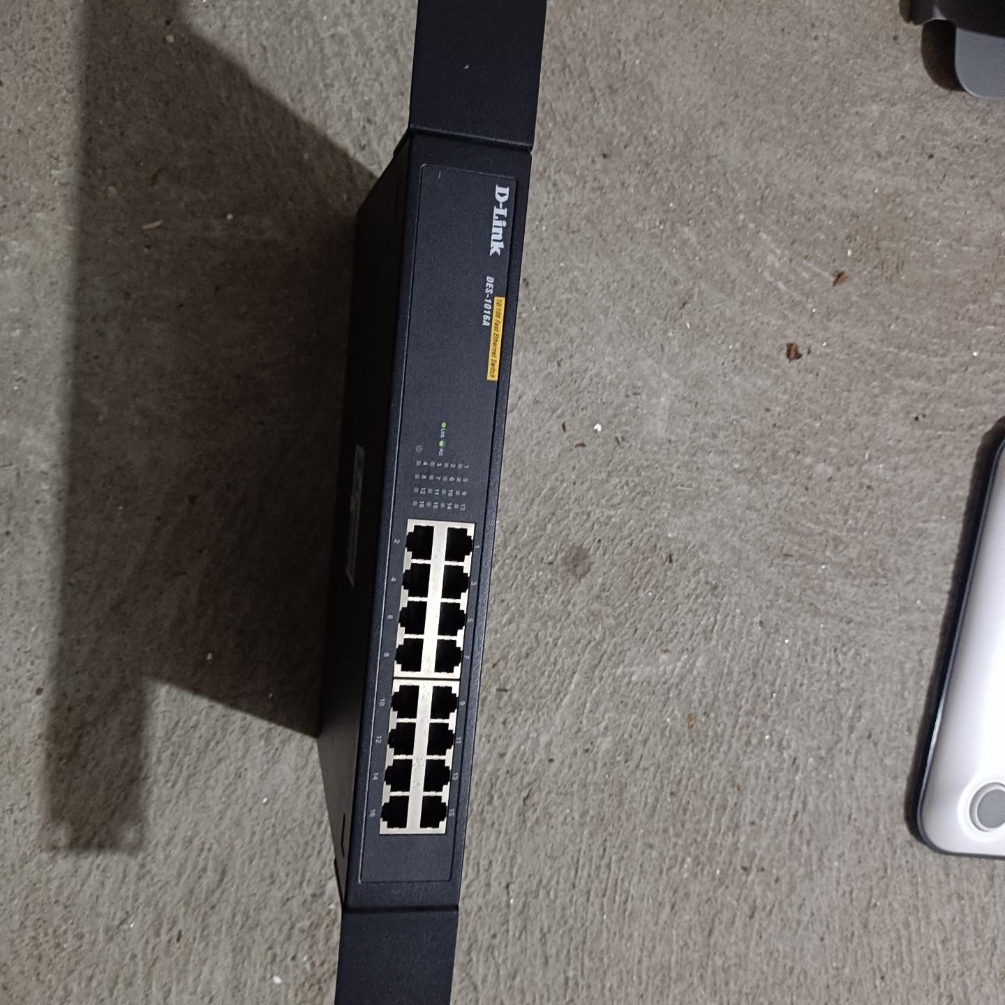 Dlink DES-1016A 16口百兆桌面式可上机架交换