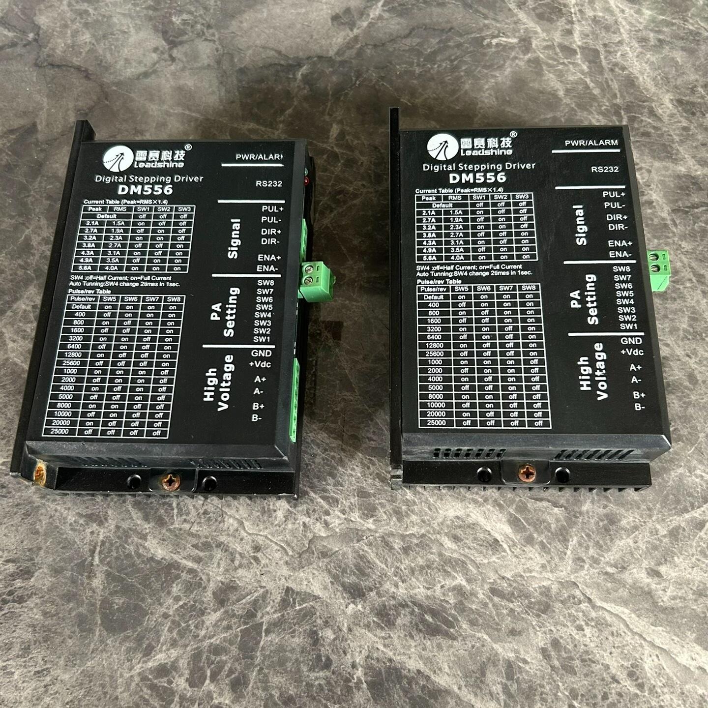 雷塞步进驱动器DM556(2台)没有端子 成色如图 功能包好