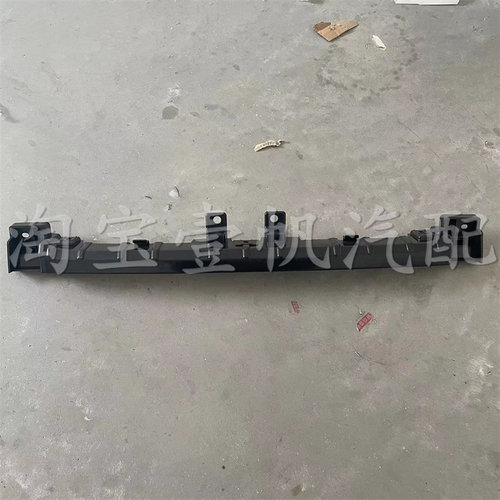 众泰云100PLUS前保险杠中网支架