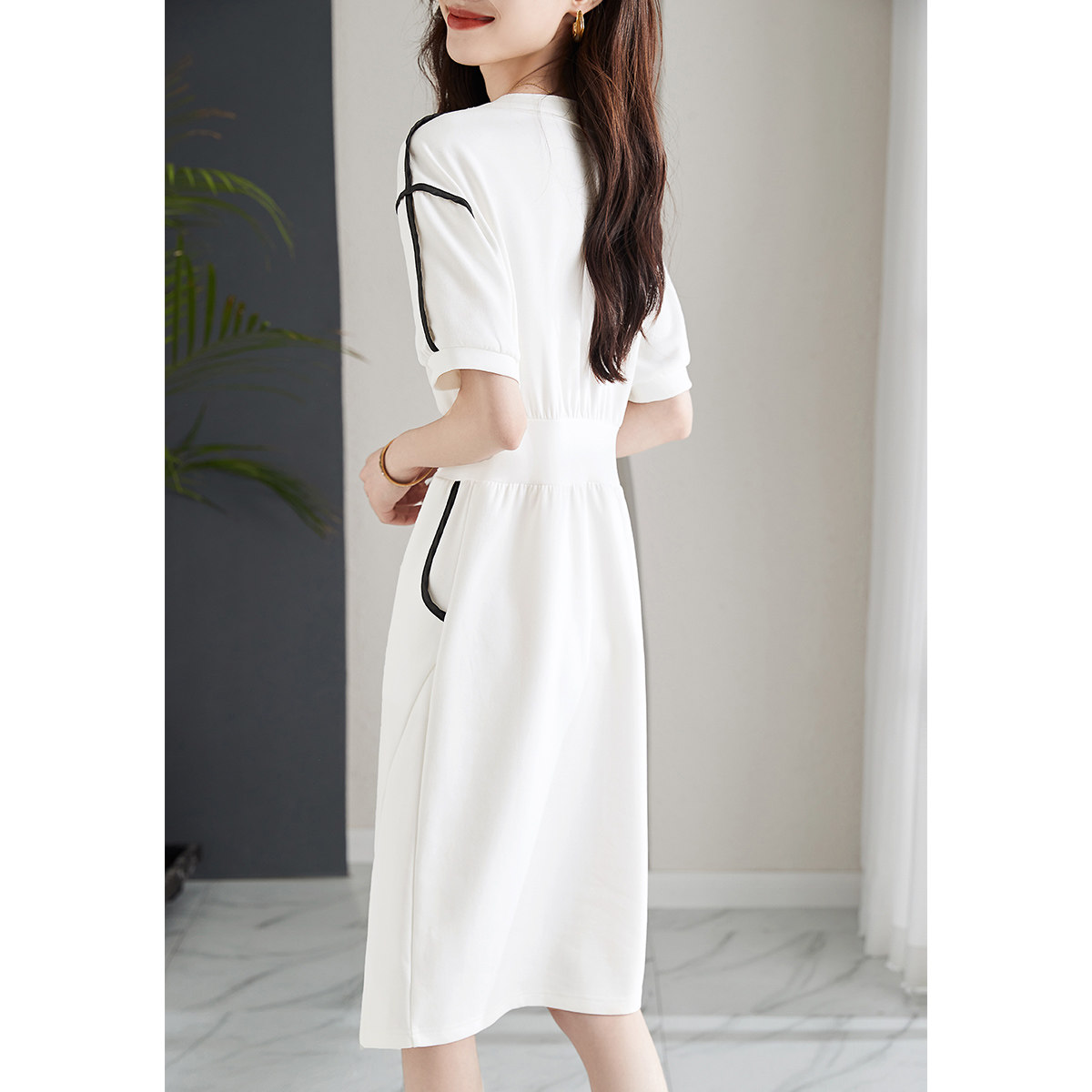 프렌치 니치 디자인 센스  가볍고 섬세하며 부드럽고 통기성이 뛰어난 대비 화이트 프렌치 슬릿 점프수트 QUN