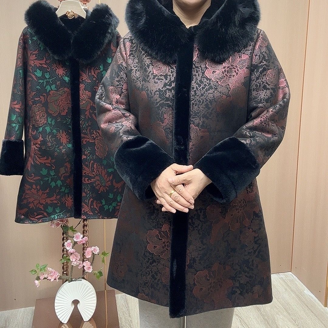 妈妈冬装加绒加厚内搭保暖上衣刺绣女中老年人女装