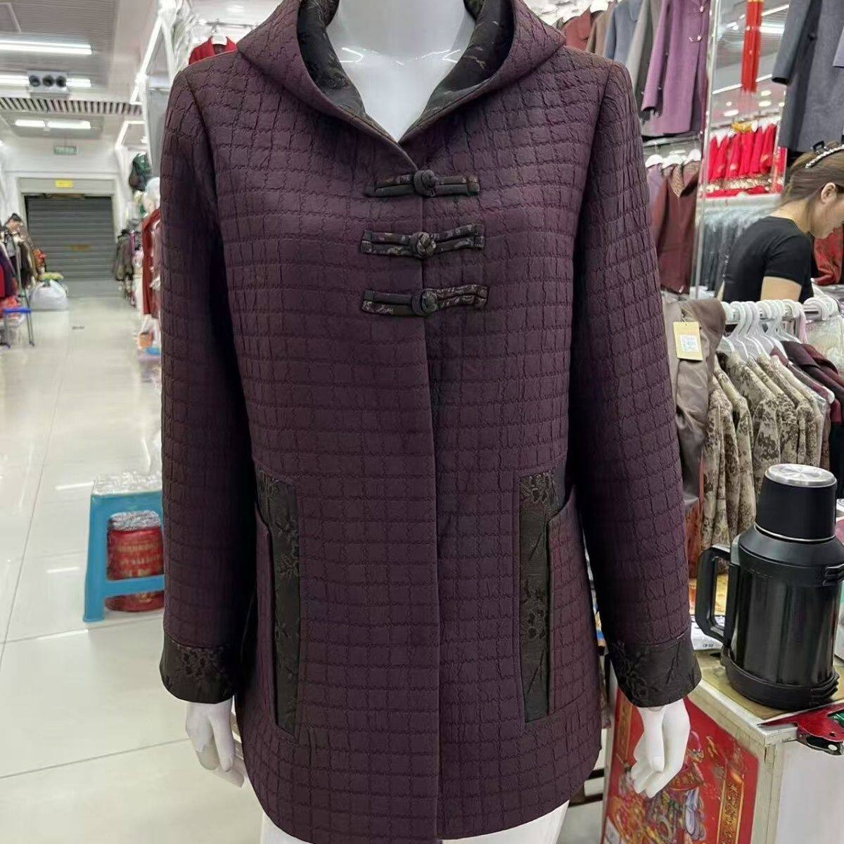 秋冬加绒保暖盘扣连帽上衣女中长款压格设计棉外套中老年妈妈棉服