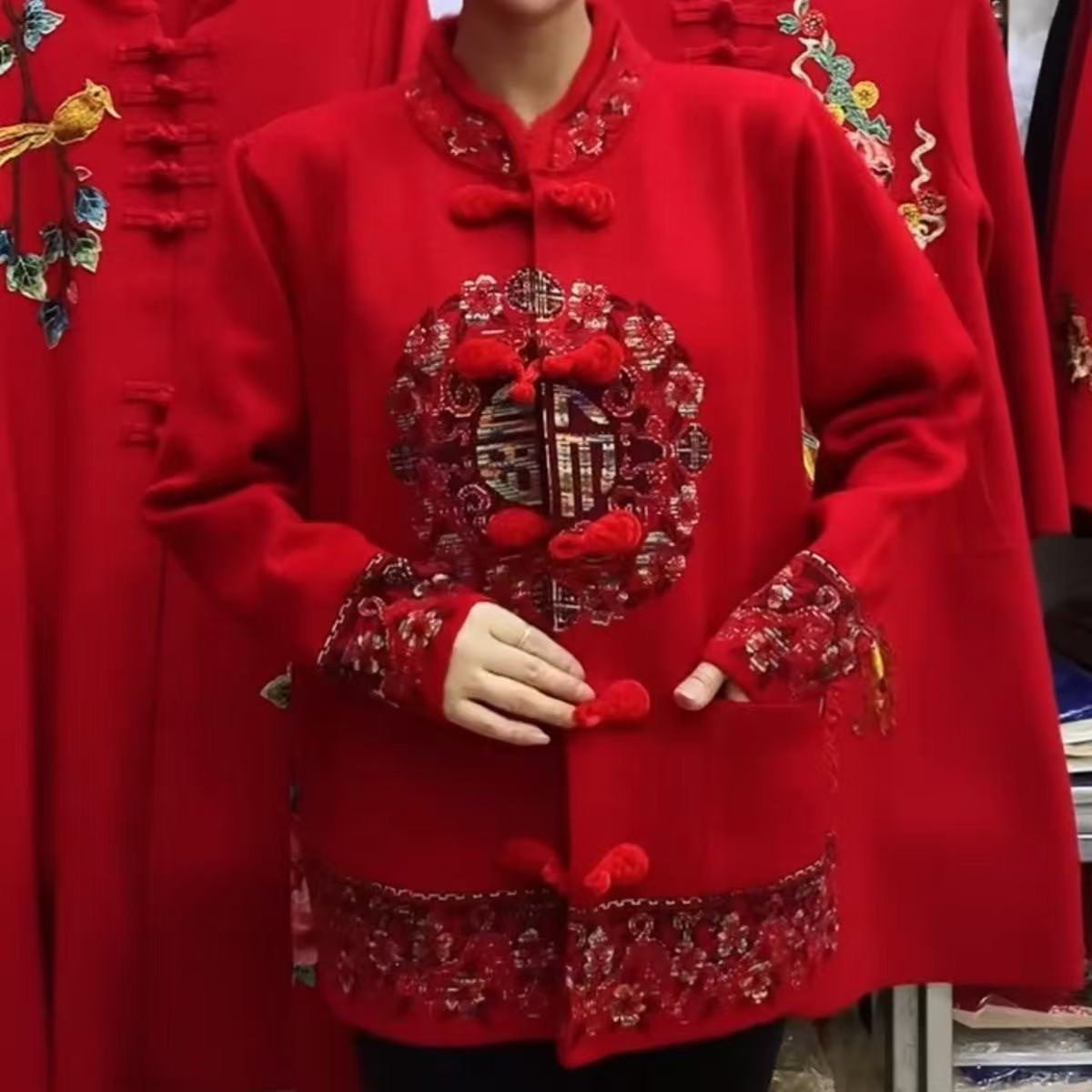喜庆红色绣花上衣老人盘