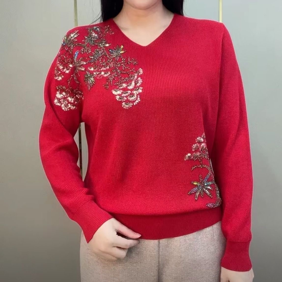 中国刺绣风红色V领针织衫女大码显瘦洋气时髦上衣