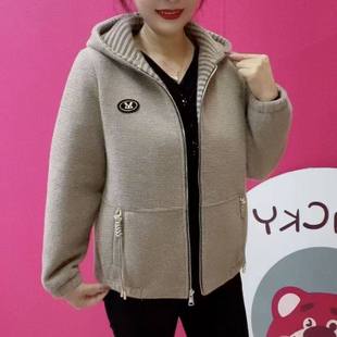妈妈时尚夹克加厚外套短款洋派2026新款中老年春秋连帽上衣女装