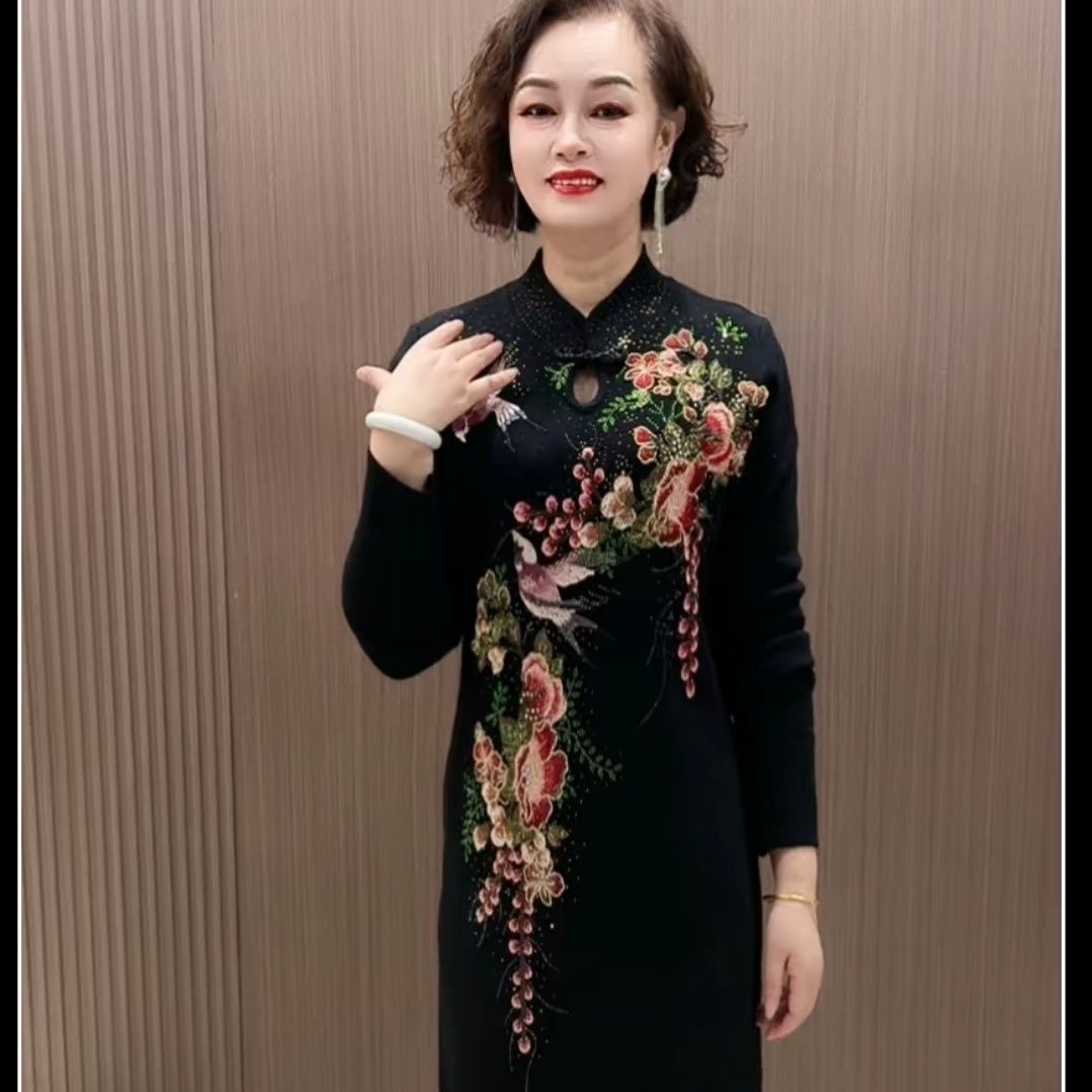2025新款中老年妈妈刺绣旗袍裙女立领盘扣连衣裙