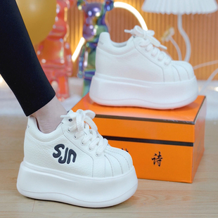 8cm厚底内增高时尚百搭小白鞋女2026春季新款超轻松糕休闲板鞋